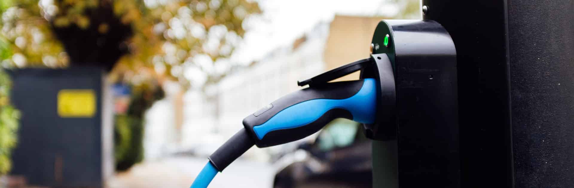 Un tapón de depósito enchufable utilizado para cargar y repostar un coche eléctrico en una estación eléctrica