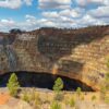 Detalle de un túnel en medio de una montaña en las minas de Riotinto en Huelva. Fondo: Cielo azul con cúmulos de nubes durante el día.
