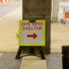 Una vista de la entrada vacía del aeropuerto y la señal de refugio como Israel cerró su espacio aéreo a todos los vuelos nacionales e internacionales entre 01.00-07.00 a.m. fueron cancelados después de Irán lanzó el ataque contra Israel, en el aeropuerto Ben Gurión en Tel Aviv, Israel el 14 de abril de 2024.