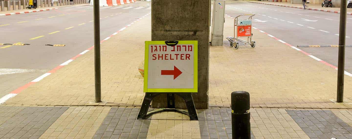 Una vista de la entrada vacía del aeropuerto y la señal de refugio como Israel cerró su espacio aéreo a todos los vuelos nacionales e internacionales entre 01.00-07.00 a.m. fueron cancelados después de Irán lanzó el ataque contra Israel, en el aeropuerto Ben Gurión en Tel Aviv, Israel el 14 de abril de 2024.