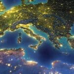 Vista detallada de la Tierra desde el espacio con luces nocturnas.