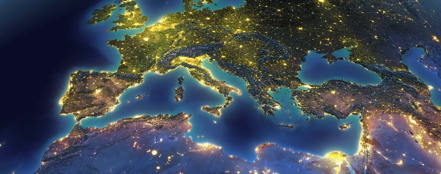 Vista detallada de la Tierra desde el espacio con luces nocturnas.