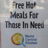 Poster de la organización World Central Kitchen en Washington D.C (EEUU). Foto: Elvert Barnes (Wikimedia Commons / CC BY-SA 2.0)