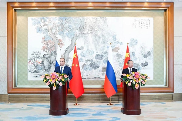 Serguéi Lavrov, ministro de Asuntos Exteriores de Rusia, y Wang Yi, ministro de Asuntos Exteriores de China, durante la rueda de prensa conjunta del pasado 9 de abril. Foto: © Ministerio de Asuntos Exteriores de la Federación de Rusia