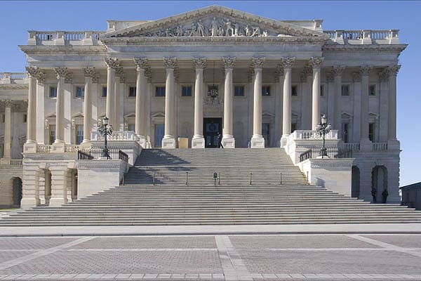 Entrada al ala del Senado en el Capitolio de EEUU en Washington D.C. Foto: Ron Cogswell (CC BY 2.0 Deed)