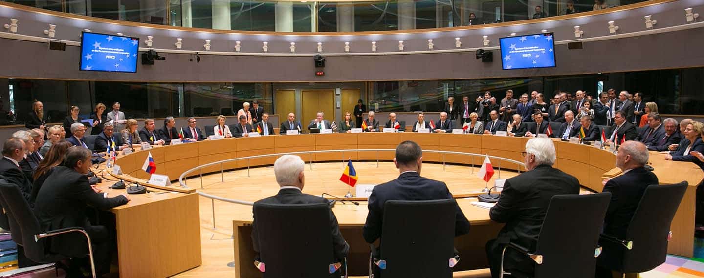 Representantes del Consejo de la Unión Europea en el reunidos para la firma de PESCO.