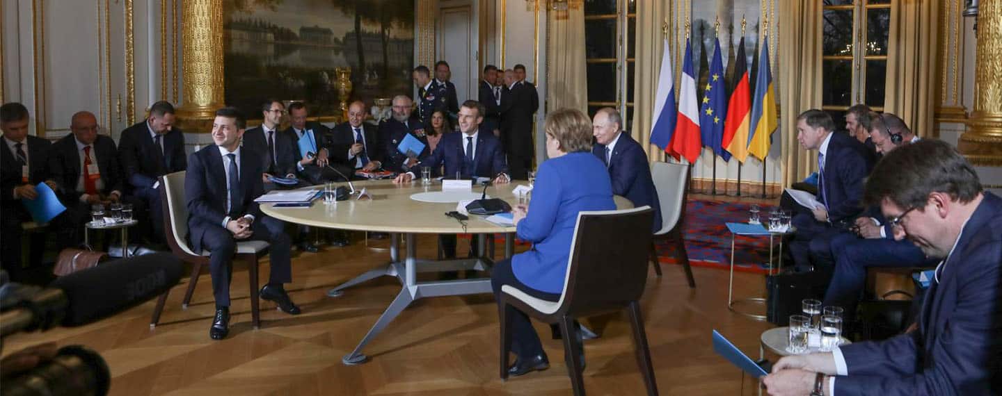 Volodymyr Zelensky, presidente de la República de Ucrania, Angela Merkel, canciller alemana, Vladimir Putin, presidente de la Federación de Rusia, y Emmanuel Macron, presidente de la República Francesa, en la Cumbre sobre la guerra de Ucrania en formato Normandía, en la Sala Murat del Palacio del Elíseo (2019).