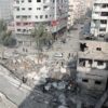 Palestinos inspeccionan las ruinas de la torre Watan, destruida por los ataques aéreos de las Fuerzas de Defensa de Israel en la ciudad de Gaza, el 8 de octubre de 2023