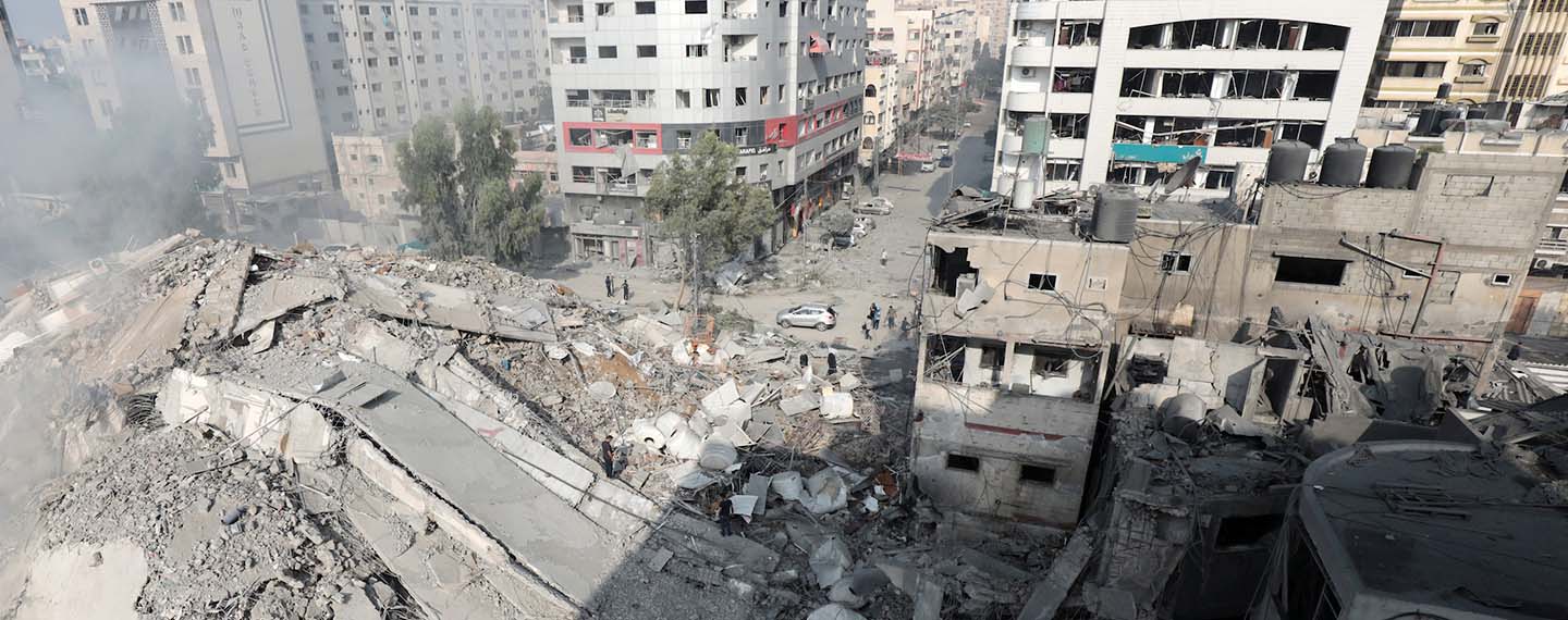 Palestinos inspeccionan las ruinas de la torre Watan, destruida por los ataques aéreos de las Fuerzas de Defensa de Israel en la ciudad de Gaza, el 8 de octubre de 2023