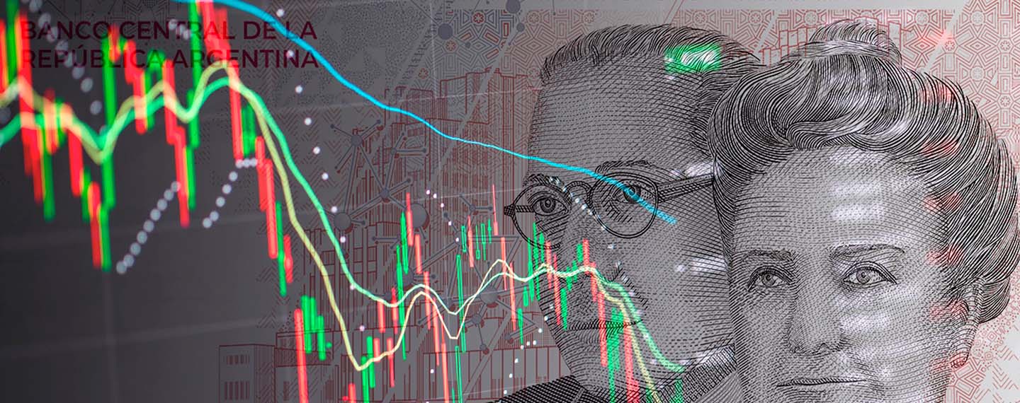 Un billete de 2000 pesos argentinos con la imagen del Dr. Ramón Carrillo y la Dra. Cecilia Grierson sobre un fondo de datos financieros. Inflación en Argentina