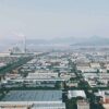 Ciudad de Ningbo Shi, situada en China. Fondo: Distribución industrial de la ciudad con chimeneas.