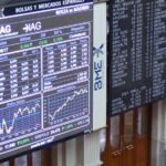 Interior of the Madrid Stock Exchange Palace in 2017. Background: Screens showing the stock market situation.