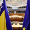 Banderas de la Unión Europea y de Bosnia y Herzegovina en Bruselas, julio de 2021.