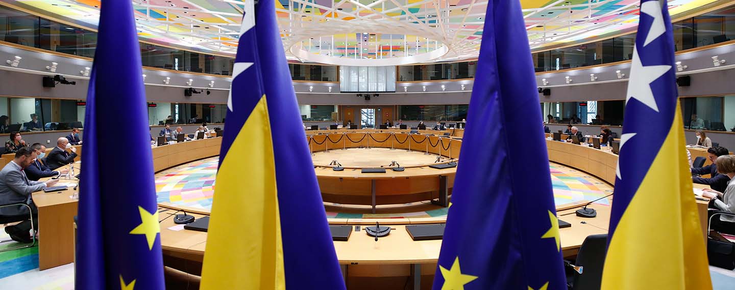 Banderas de la Unión Europea y de Bosnia y Herzegovina en Bruselas, julio de 2021.