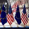 Banderas de la Unión Europea y Estados Unidos alineadas en sus mástiles en la entrada del Parlamento Europeo durante una reunión de dirigentes en 2017