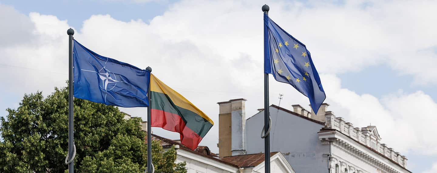 Banderas de la OTAN, la UE y Lituania en Vilna.
