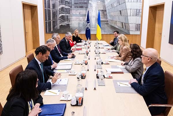 Reunión del secretario general de la OTAN, Jens Stoltenberg, con la viceprimera Ministra de Integración Europea y Euroatlántica de Ucrania, Olha Stefanishyna. Foto: NATO North Atlantic Treaty Organization (CC BY-NC-ND 2.0 Deed)