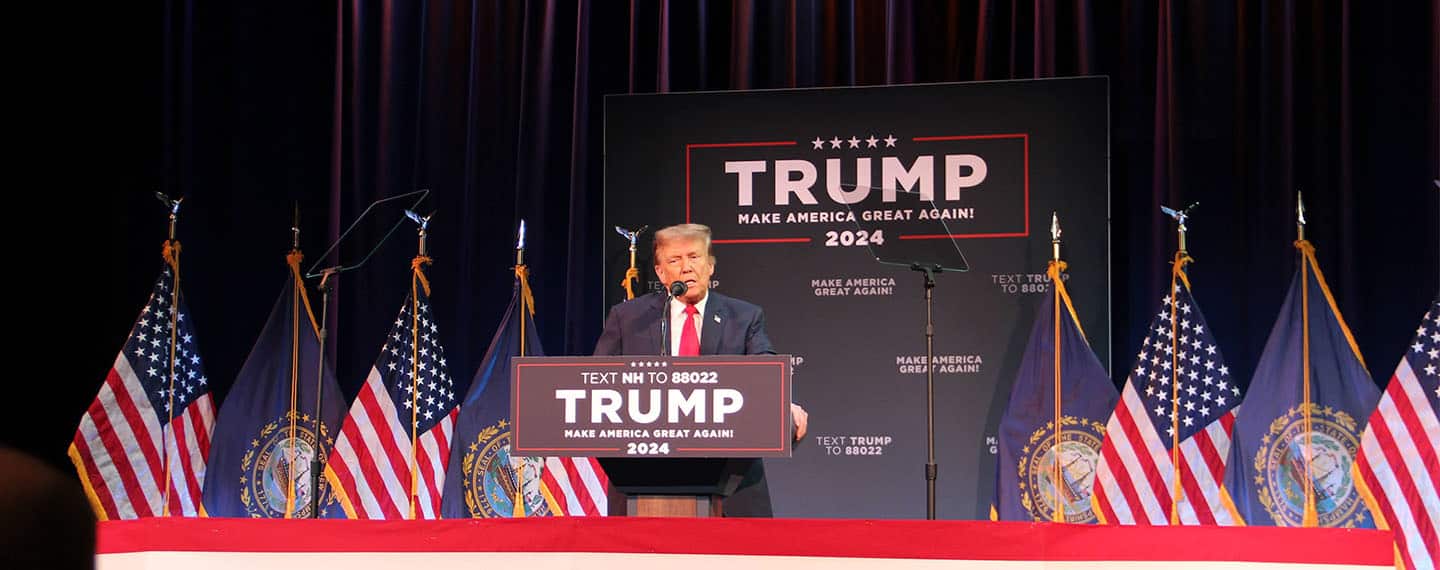 Donald Trump en un mitin de campaña en el Rochester Opera House de Rochester, Nuevo Hampshire.