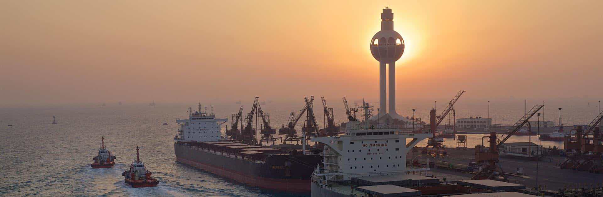 Remolcadores y barcos de carga amarrados a lo largo del muelle del puerto de Yeda (Arabia Saudí). La foto es de un carguero de la compañía francesa CMA-CGM, CMA-CGM. El buque tenía 350 m de eslora, procedía de Shanghái y se dirigía a Italia por Suez. a Italia por el canal de Suez Inseguridad marítima