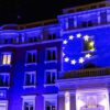 Ministerio de Asuntos Exteriores en Madrid, España, iluminado con los colores de la bandera de la Unión Europea.