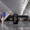 Interior de la terminal 2 del aeropuerto Lech Wałęsa en Gdansk, Polonia.