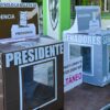 Urnas electorales federales listas para recibir votos en Ciudad de México, México.
