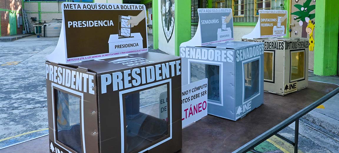 Urnas electorales federales listas para recibir votos en Ciudad de México, México.