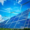 Paneles solares y turbinas eólicas en un parque renovable. Diplomacia energética y climática