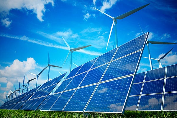 Paneles solares y turbinas eólicas en un parque renovable. Diplomacia energética y climática