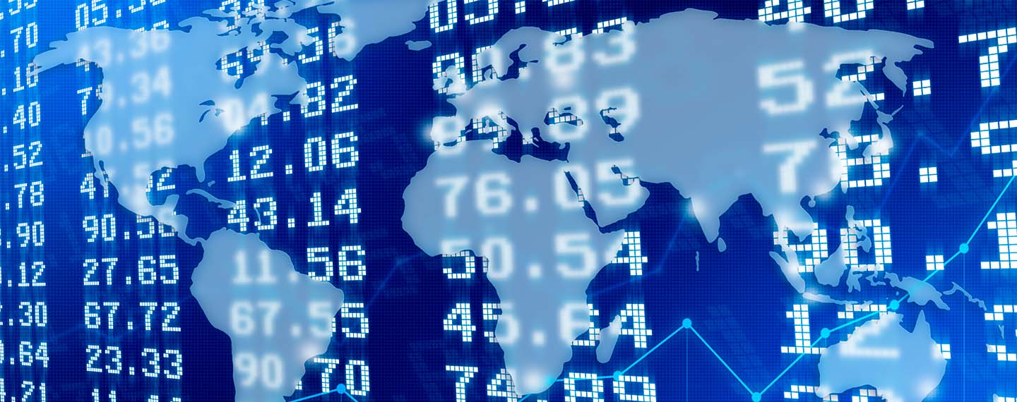 Mapa del mundo transparente sobre cifras financieras o tipos de cambio en tablero de bolsa y gráficos de líneas azul claro