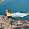 Avión Pilatus E-27 del Ejército del Aire y del Espacio sobrevolando el litoral Mediterráneo en Cabo de Palos y la Manga, Murcia.