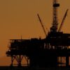 Plataforma petrolífera en alta mar después de la puesta de sol. La isla Catalina es visible en el fondo. Crisis energética europea