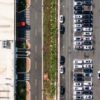 Vista área diurna de un tejado con paneles solares y un aparcamiento para coches eléctricos en China. China a la deriva
