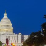 Sede del Capitolio de Estados Unidos en Washington D.C de noche. Kamala Harris y JD Vance