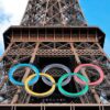 Anillos de los Juegos Olímpicos en la Torre Eiffel durante los preparativos de París 2024