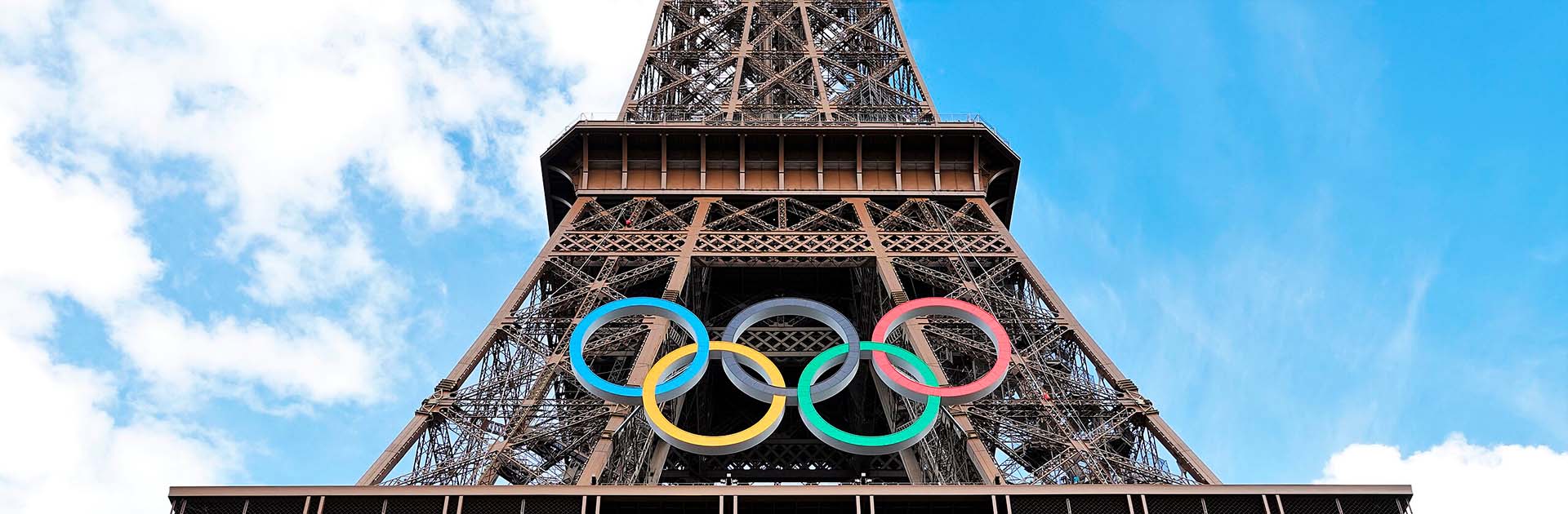 Anillos de los Juegos Olímpicos en la Torre Eiffel durante los preparativos de París 2024