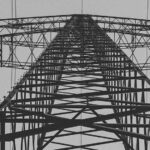 Torre de transmisión eléctrica desde un ángulo bajo. Demanda energética mundial