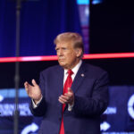 El expresidente de Estados Unidos Donald Trump aplaude de pie durante su encuentro con los asistentes a la Convención Popular en Huntington Place en Detroit (Michigan) en junio de 2024