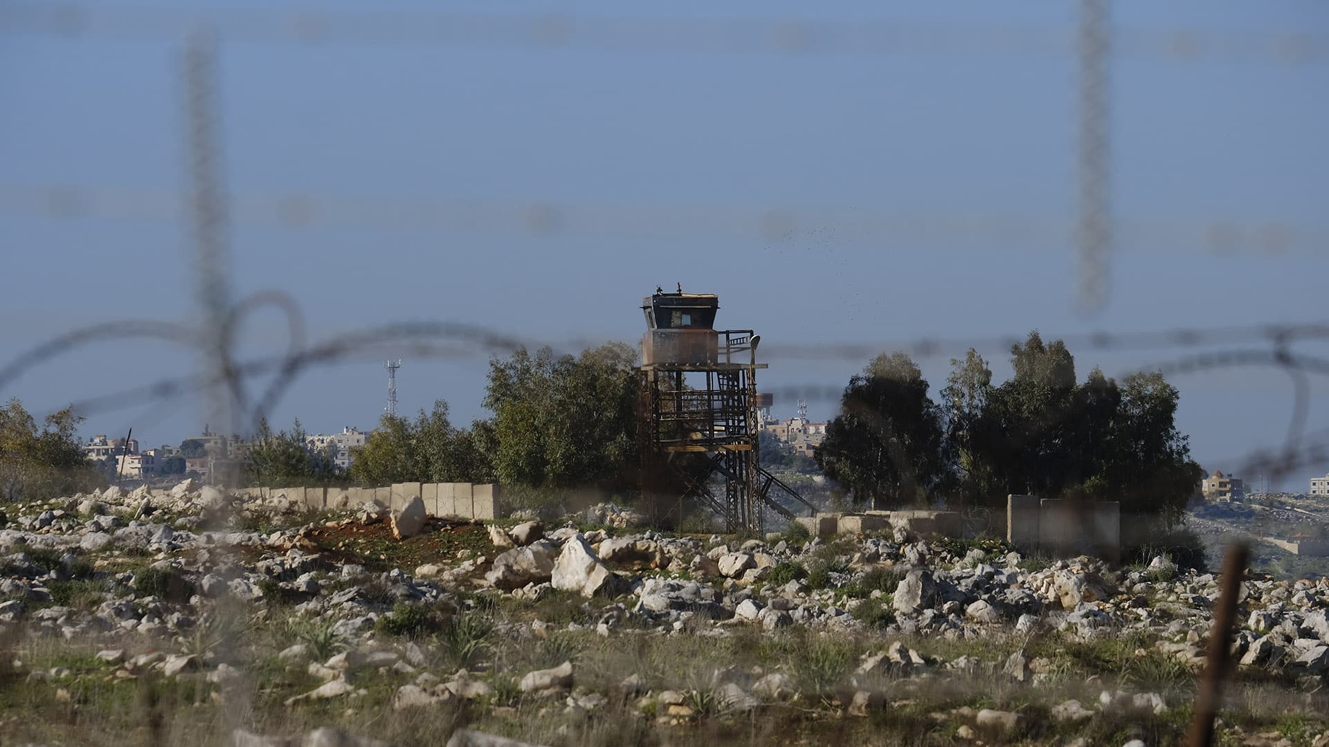 Vista de una torre de vigilancia militar libanesa cerca del pueblo de Aitaroun (distrito de Bint Jbeil de la gobernación de Nabatieh) en el Líbano, desde el lado israelí de la frontera norte de Israel