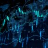 Gráfico digital financiero, con velas y líneas de tendencia en color turquesa y azul sobre un fondo oscurecido de un mapa mundial, representando el análisis de mercados globales