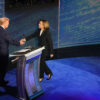 La vicepresidenta y candidata presidencial demócrata Kamala Harris y el expresidente y candidato presidencial republicano Donald Trump se dan la mano antes del segundo debate presidencial en el National Constitution Center de Filadelfia (Pensilvania), organizado por ABC News el martes 10 de septiembre de 2024