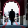 Imagen de espaldas de Donald Trump, con un traje azul marino, caminando hacia su asiento para la ceremonia de investidura en el Capitolio de Estados Unidos en Washington, el viernes 20 de enero de 2017.