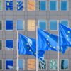 Tres banderas de la Union Europea (UE) ondean al viento a toda asta frente a las ventanas del edificio Berlaymont, sede de la Comisión Europea (el ejecutivo de la UE) en Bruselas, Bélgica