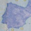 Detalle de un billete de 20 euros de una parte del mapa de Europa (la península Ibérica y parte de Francia), donde ser aprecia la textura del papel, el brillo parcial de la tinta, las líneas azules finas y pequeños círculos dorados