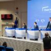 Conferencia de prensa en la sede de la Comisión Europea en Bruselas, el 26 de febrero de 2025. Teresa Ribera, Stéphane Séjourné y Wopke Hoekstra, están de pie detrás de atriles con el logotipo de la Comisión. Una gran pantalla azul al fondo muestra el título “Clean Industrial Deal – 26 February 2025”. En la sala, varios periodistas están sentados tomando notas y fotografías. Clean Industral Deal