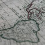 Detalle de un mapa histórico del continente americano, con tonos tierra y contorno en verde y rojo. Latinobarómetro