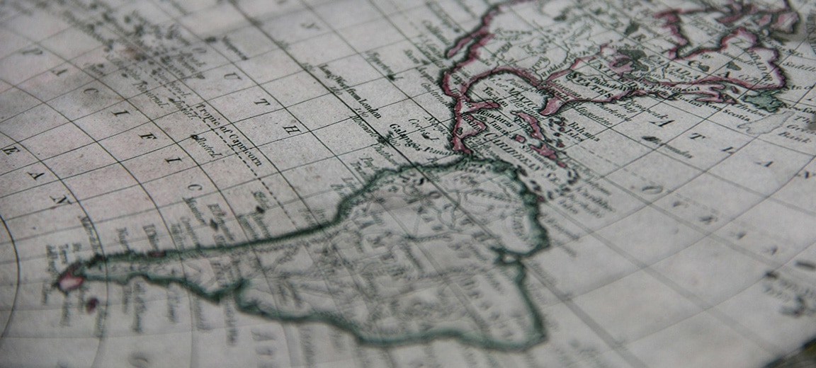 Detalle de un mapa histórico del continente americano, con tonos tierra y contorno en verde y rojo. Latinobarómetro