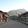 Vista general del mercado cerrado en Pahalgam (Anantnag, India) el 23 de abril de 2025, con las tiendas cerradas y calles desiertas. Al fondo se alzan las montañas del Himalaya bajo un cielo azul despejado. Cachemira