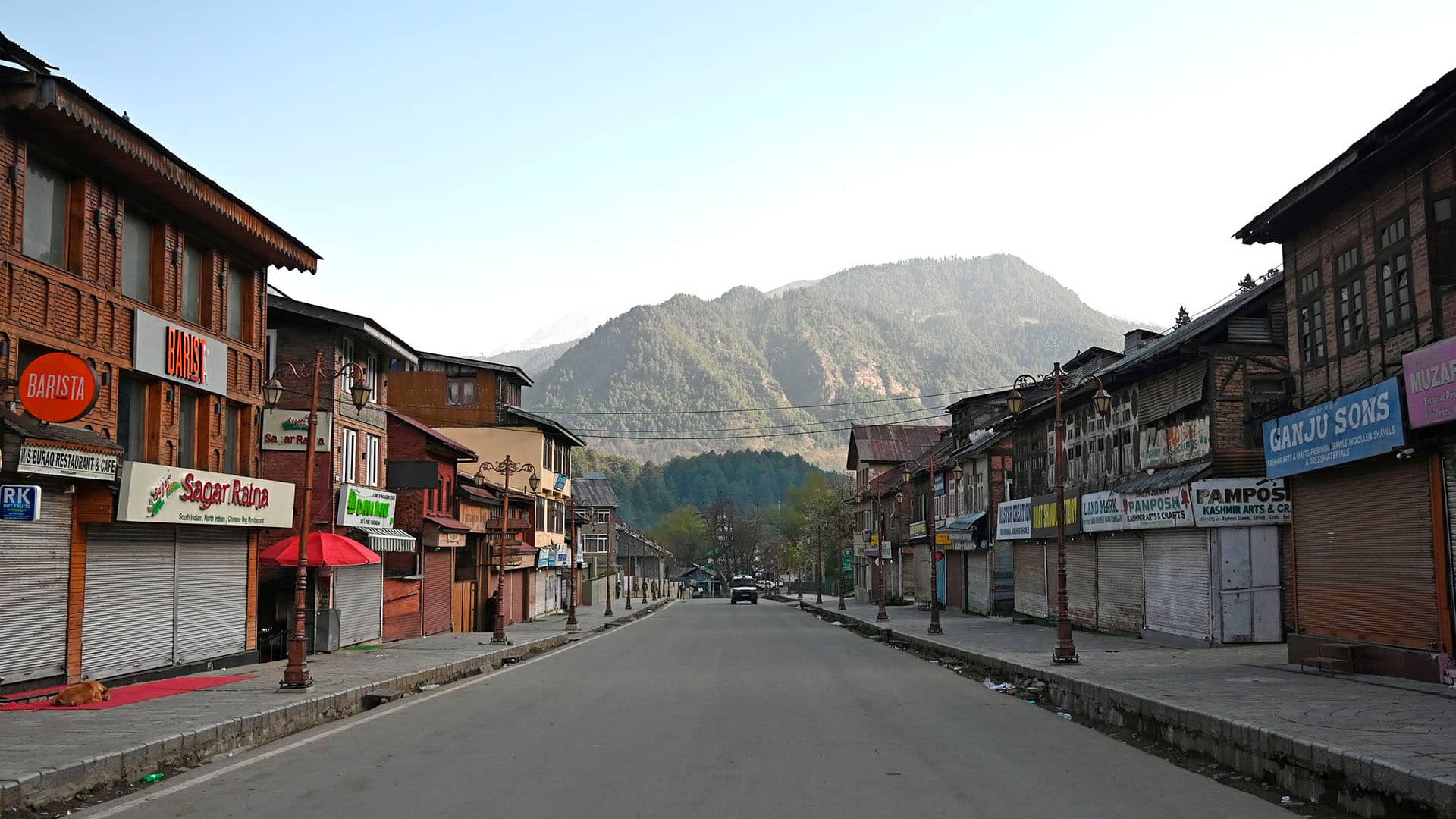Vista general del mercado cerrado en Pahalgam (Anantnag, India) el 23 de abril de 2025, con las tiendas cerradas y calles desiertas. Al fondo se alzan las montañas del Himalaya bajo un cielo azul despejado. Cachemira