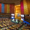 Vista panorámica del pleno de la Asamblea General de la ONU en Nueva York, con altos paneles verticales en colores brillantes que representan los Objetivos de Desarrollo Sostenible (ODS). António Guterres da un discurso durante la conferencia sobre los ODS, el 18 de septiembre de 2023. Foto: Michael Kappeler / picture Alliance / Getty Images